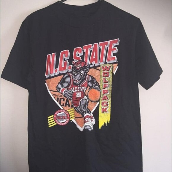 NC State Wolfpack Mascot Logo T-Shirt, Retro College Basketball Fan Unisex 136 - Picture 1 of 5